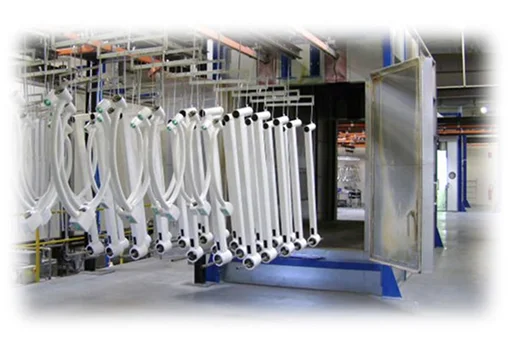 Main travaillant sur un ordinateur portable affichant un dessin technique CAD.